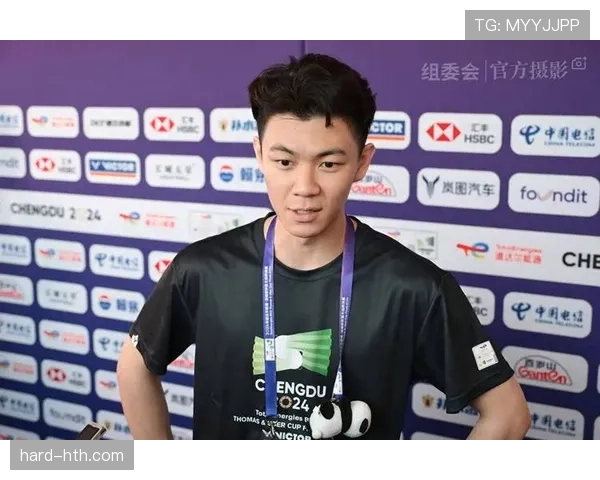 李梓嘉比赛结束第一件事竟然不是休息，是拿出手机狂刷直播？这也太反差了吧！